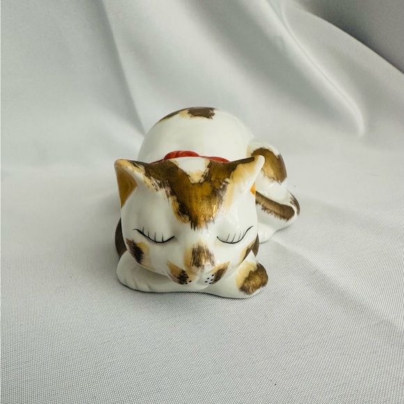 Kutani Nemuri-neko Sleeping Cat Figurine Porcelain Japanese Hand Painted - Picture 3 of 6